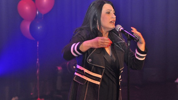Die Sängerin Kaliopi aus FYR Mayedonien bei "Eurovision in Concert" in Amsterdam © NDR Foto: Patricia Batlle