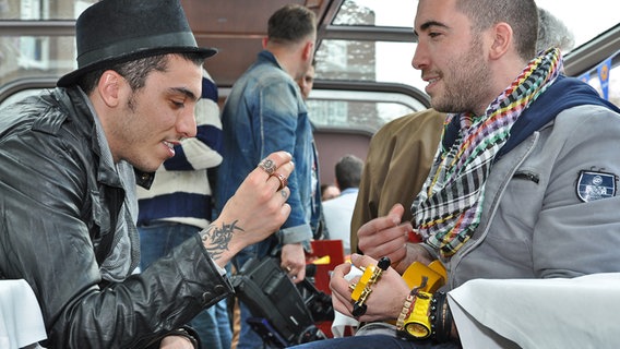 Can Bonomo, Teilnehmer für die Türkei und Kurt Calleja aus Malta musizieren bei der Grachtenfahrt bei "Eurovision in Concert" in Amsterdam © NDR Foto: Patricia Batlle