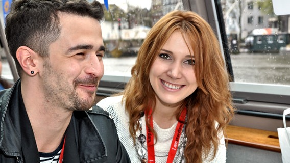 Pasha Parfeny aus Moldau und seine Agentin bei der Grachtenfahrt bei "Eurovision in Concert" in Amsterdam © NDR Foto: Patricia Batlle