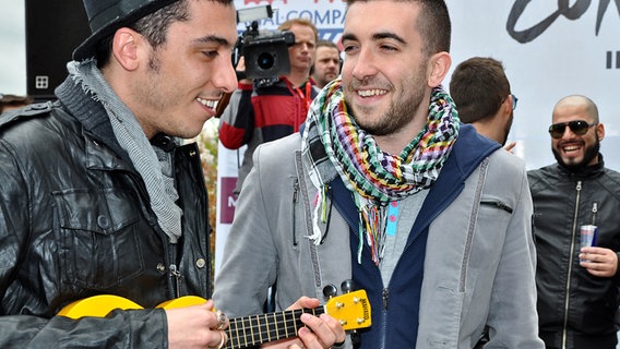 Der Malteser Kurt Calleja (mitte) mit dem türkischen Musiker Can Bonomo (links) bei "Eurovision in Concert" in Amsterdam, im Hintergrund rechts: der Keyboarder der ungarischen Band Compact Music © NDR Foto: Patricia Batlle