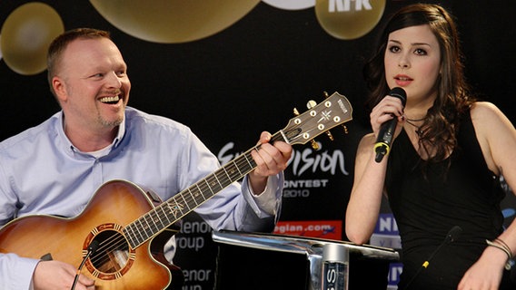 ESC 2010: Pressekonferenz mit Stefan Rab und Lena Meyer-Landrut © NDR Foto: Rolf Klatt