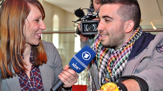 Videobloggerin Sandra Hofmann im Gespräch mit dem Malteser Musiker Kurt Calleja bei "Eurovision in Concert" in Amsterdam © NDR Foto: Patricia Batlle