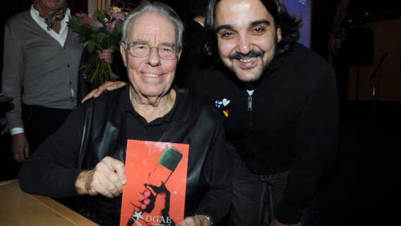 Komponist und Texter Christian Bruhn mit ESC-Fan Yilmaz Metin beim OGAE-Clubtreffen in München 2012 © NDR.de Foto: Patricia Batlle