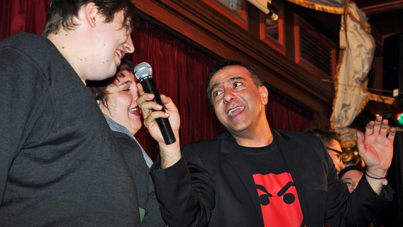 Der Zyprer Sänger Alexandros Panayi singt mit Fans beim OGAE-Clubtreffen in München 2012 © NDR.de Foto: Patricia Batlle