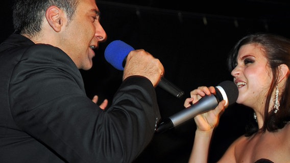 Der Zyprer Sänger Alexandros Panayi im Duo mit Nadine Beiler beim OGAE-Clubtreffen in München 2012 © NDR.de Foto: Patricia Batlle