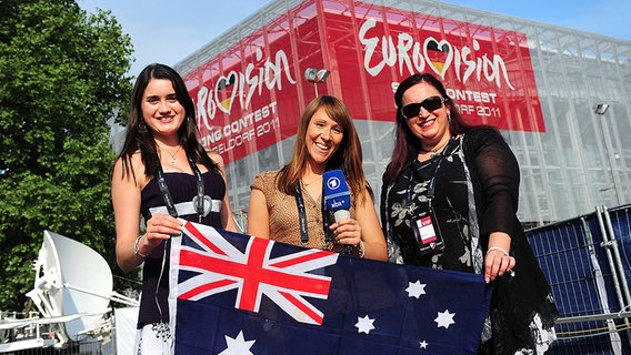 Alexandra aus Australien, ESC-Videobloggerin Sandra Hofmann und Christine, die Mutter von Alexandra (v.l.) © NDR Foto: Andrej Isakovic