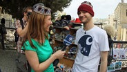 Roman Lob und Sandra Hofmann beim Stadtrundgang in Baku. © NDR Foto: Rolf Klatt