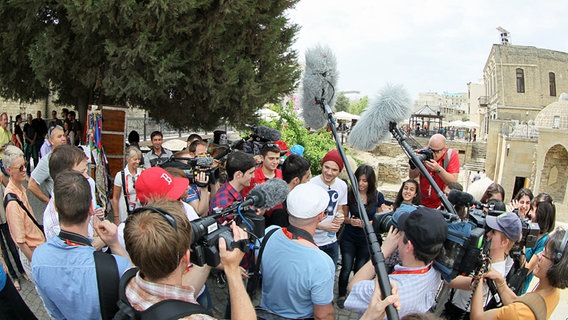 Roman Lob und Fans beim Stadtrundgang in Baku. © NDR Foto: Rolf Klatt