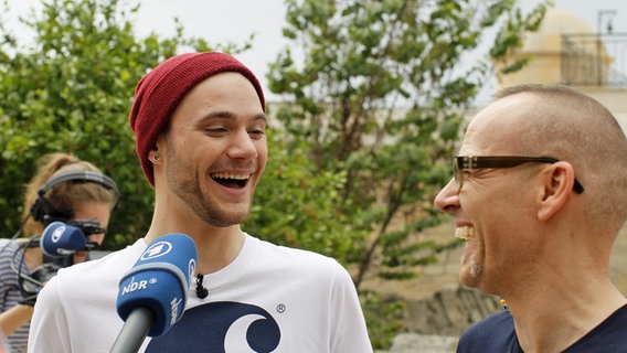 Roman Lob und Thomas D beim Stadtrundgang in Baku. © NDR Foto: Rolf Klatt