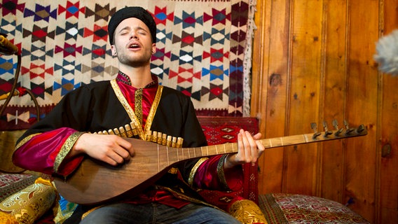 Roman Lob beim Stadtrundgang in Baku. © NDR Foto: Rolf Klatt