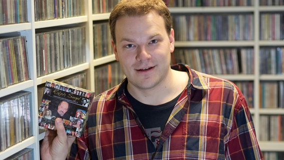 Bayern 3 Musikmoderator Björn Strößner vor CD-Regalen Bayern 3 Musikmoderator Björn Strößner vor CD-Regalen © BR Foto: Max Hofstetter
