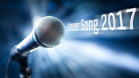 Ein Mikrofon mit mit dem Schriftzug "Unser Song 2017". (Montage) © Fotolia.com Foto: nikkytok