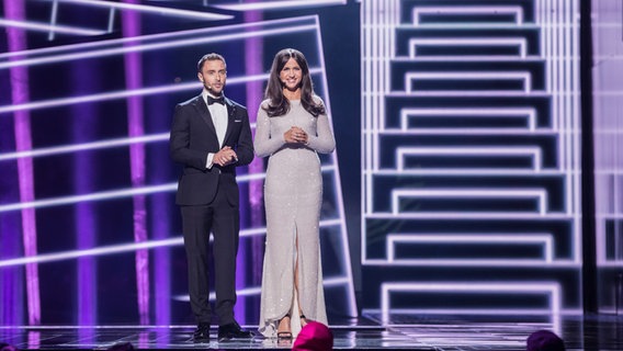 Måns Zelmerlöw und Comedian Petra Mede moderieren den 61. Eurovision Song Contest in Stockholm. © NDR Foto: Rolf Klatt