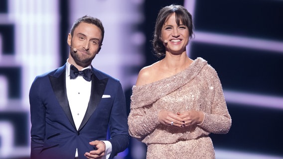 Måns Zelmerlöw und Comedian Petra Mede in der Globe Arena in Stockholm. © NDR Foto: Rolf Klatt