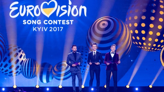 Timur Miroshnychenko, Oleksandr Skichko und Volodymyr Ostapchuk auf der Bühne in Kiew. © NDR / Rolf Klatt Foto: Rolf Klatt
