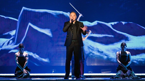 Der montenegrinische Sänger Knez mit seinen Tänzerinnen bei der Probe für das zweite Halbfinale auf der ESC-Bühne in Wien. © EBU Foto: Elena Volotova