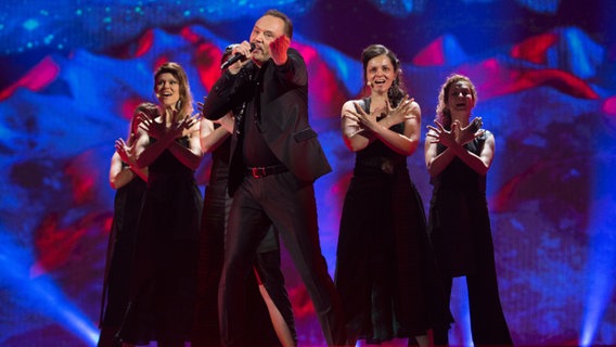 Der Sänger Knez mit seinen Tänzerinnen bei der 2. Probe für das zweite Halbfinale auf der ESC-Bühne in Wien. Der Sänger Knez mit seinen Tänzerinnen bei der 2. Probe für das zweite Halbfinale auf der ESC-Bühne in Wien. © Rolf Klatt / NDR Foto: Rolf Klatt