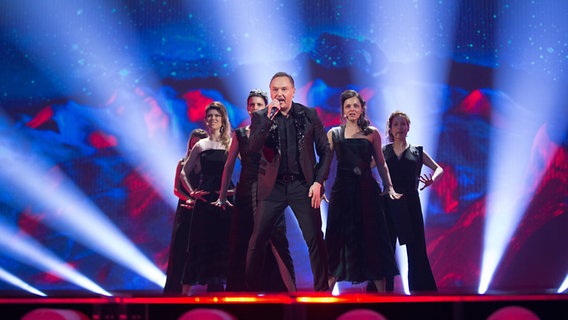 Der Sänger Knez mit seinen Tänzerinnen bei der 2. Probe für das zweite Halbfinale auf der ESC-Bühne in Wien. © Rolf Klatt / NDR Foto: Rolf Klatt