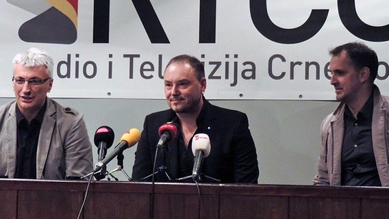 Sabrija Vulic, Head of Delegation des ESC beim Sender RTCG, Sänger Knez und Ivan Maksimović, Head of Press, 2014 bei einer Pressekonferenz. Sabrija Vulic, Head of Delegation des ESC beim Sender RTCG, Sänger Knez und Ivan Maksimović, Head of Press, 2014 bei einer Pressekonferenz. © eurovision.tv