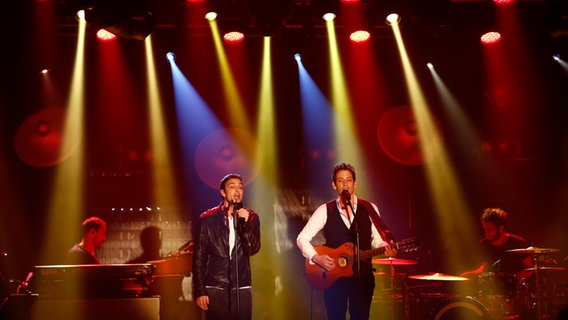 Ricardo und Daniel (von links) von der Band Moonjos auf der Bühne der Großen Freiheit 36 in Hamburg. © NDR Foto: Rolf Klatt