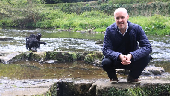 Illustrator Ben Morris am Ufer des Water of Leith in Edinburgh  Foto: Kathrin Otto