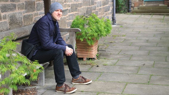 Illustrator Ben Morris am Ufer des Water of Leith in Edinburgh  Foto: Kathrin Otto