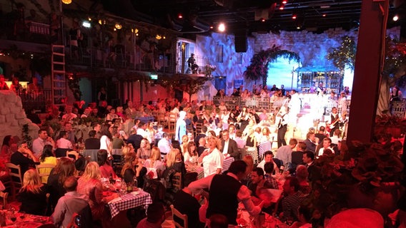 Viele Leute sitzen im Restaurant und sehen „Mamma Mia – The Party. © Feddersen Foto: Feddersen