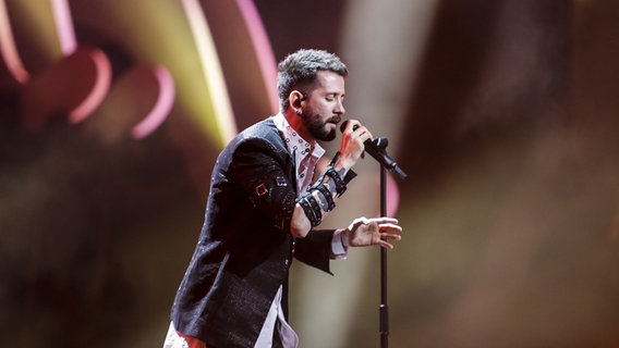 Eugent Bushpepa mit seinem Song "Mall" auf der Bühne in Lissabon. © eurovision.tv Foto: Thomas Hanses