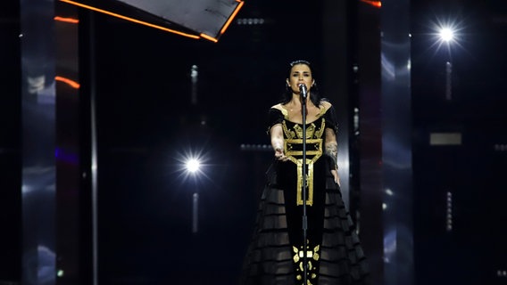 Für Albanien steht Jonida Maliqi mit "Ktheju tokës" auf der ESC-Bühne. © eurovision.tv Foto: Thomas Hanses