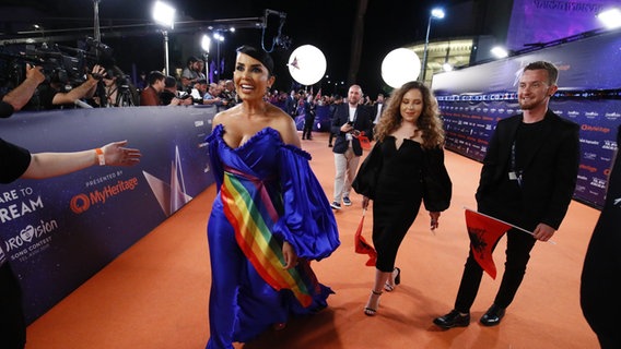 Das Team aus Albanien und Jonida Maliqi auf dem roten Teppich. © eurovision.tv Foto: Andres Putting