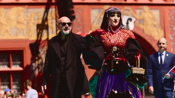 Das albanische Pop-Duo Shkodra Elektronike auf dem türkisen Teppich in Basel © eurovision.tv Foto: Alma Bengtsson