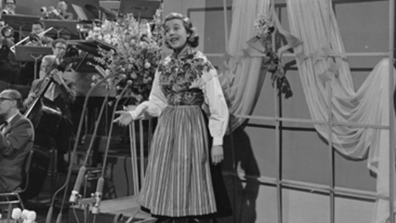 Die Schwedin Alice Babs beim Grand Prix 1958 in schwedischer Tracht. Die Schwedin Alice Babs beim Grand Prix 1958 in schwedischer Tracht. © Nederlandse Televisie Stichting