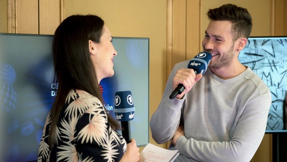 Alina Stiegler im Interview mit Imri Ziv aus Israel. © NDR Foto: Joshua-Zonnekein