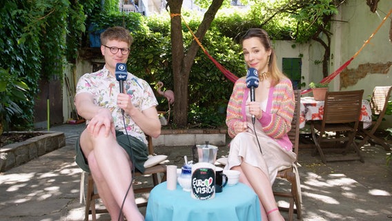 Alina Stiegler und Stefan Spiegel sitzen in einem Garten. © NDR Foto: Screenshot