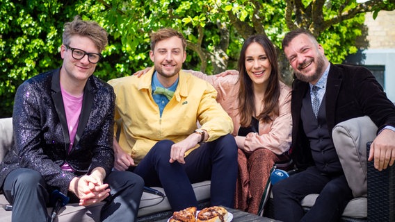 Stefan Spiegel, Alina Consi Zöller, Alina Stiegler und Dr. Irving Wolther bei der Alles Eurovision Finale-Sendung. © NDR Foto: Margarita Ilieva