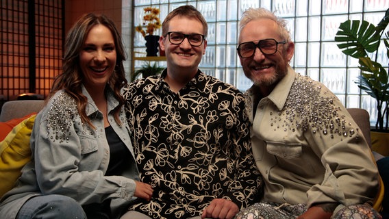 Alina Stiegler, Marcel Stober und Franz Josef Baur im Set von Alles Eurovision. © NDR Foto: Johanna Krebs