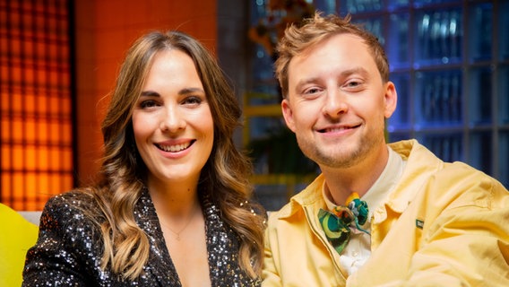 Alina Stiegler und Constantin Zöller im Studio bei Alles Eurovision in Weil am Rhein © NDR Foto: Johanna Krebs