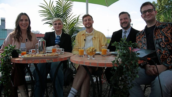 Alina Stiegler, ela., Constantin Zöller, Dr. Irving Wolther und Marcel Stober im Set von "Alles Eurovision - Die Nachbesprechung" 2025 © NDR Foto: Johanna Krebs