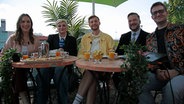 Alina Stiegler, ela., Constantin Zöller, Dr. Irving Wolther und Marcel Stober im Set von "Alles Eurovision - Die Nachbesprechung" 2025 © NDR Foto: Johanna Krebs