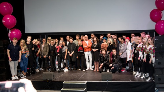 Das Guppenbild aller Kandidaten bei Eurovision in Concert 2019 in Amsterdam.  