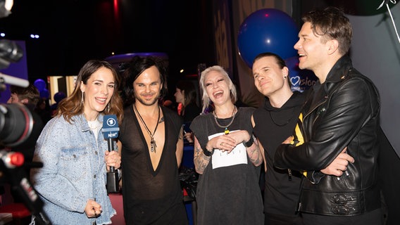Alina Stiegler mit The Rasmus aus Finnland bei Eurovision in Concert 2022. © NDR Foto: Claudia Timmann