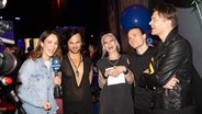 Alina Stiegler mit The Rasmus aus Finnland bei Eurovision in Concert 2022. © NDR Foto: Claudia Timmann