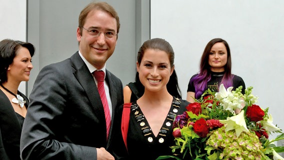 Ann Sophie mit dem Botschafter Nikolaus Marschik beim Empfang der österreichischen Botschaft in Berlin © NDR Foto: Patricia Batlle