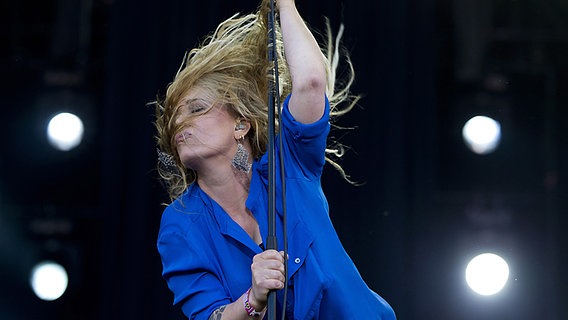 Rocksängerin Anouk bei einem Bühnenauftritt während des Pinkpop Music Festival im niederländischen Landgraaf. © Picture-Alliance / dpa Foto: Paul Bergen