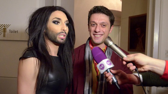 Die Österreicherin Conchita Wurst mit dem Armenier Aram Mp3 sprechen mit der Presse bei Eurovision in Concert 2014 in Amsterdam © NDR Foto: Patricia Batlle