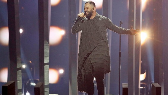 Der für Armenien startende Sevak Khanagyan probt auf der Bühne der Altice Arena in Lissabon © Eurovision TV / Andres Putting Foto: Andres Putting