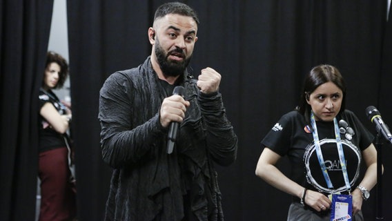 Sevak Khanagyan und sein Team aus Armenien vor der ersten Probe in Lissabon. © eurovision.tv Foto: Thomas Hanses