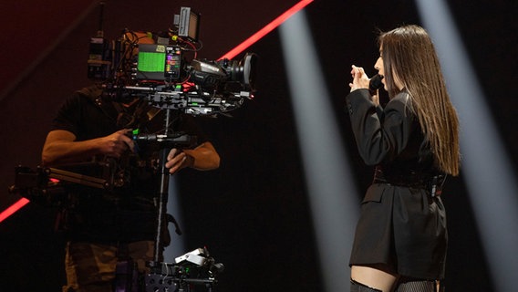 Für Armenien steht Srbuk mit "Walking Out" auf der ESC-Bühne in Tel Aviv 2019. © eurovision.tv Foto: Andres Putting