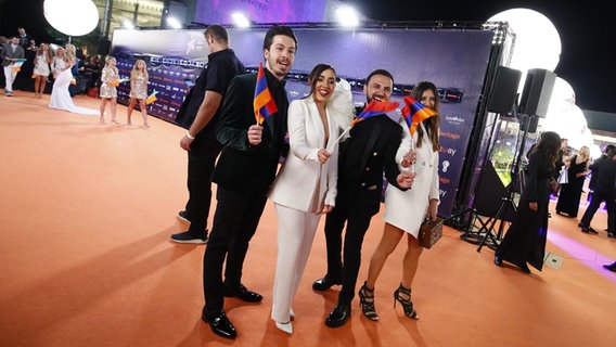 Srbuk und das armenische Team auf dem roten Teppich am Habima Square. © eurovision.tv Foto: Andres Putting