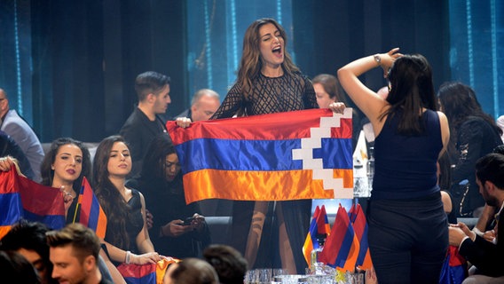 Die armenische ESC-Kandidatin Iveta Mukuchyan mit einer Flagge von Bergkarabach im Green Room beim 1. Semifinale des ESC 2016. Die armenische ESC-Kandidatin Iveta Mukuchyan mit einer Flagge von Bergkarabach im Green Room beim 1. Semifinale des ESC 2016. © picture alliance/IBL Schweden Foto: Ola Axman / IBL Bildbyrå
